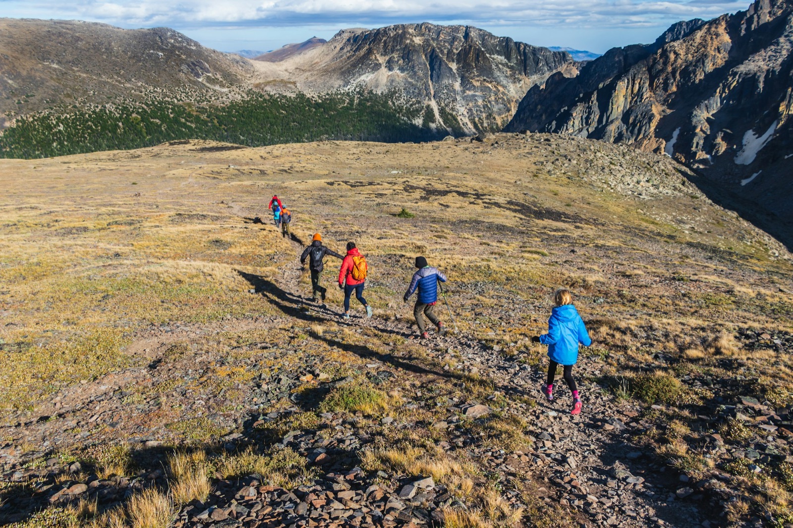 Grupo de personas practicando senderismo en un paisaje de montaña